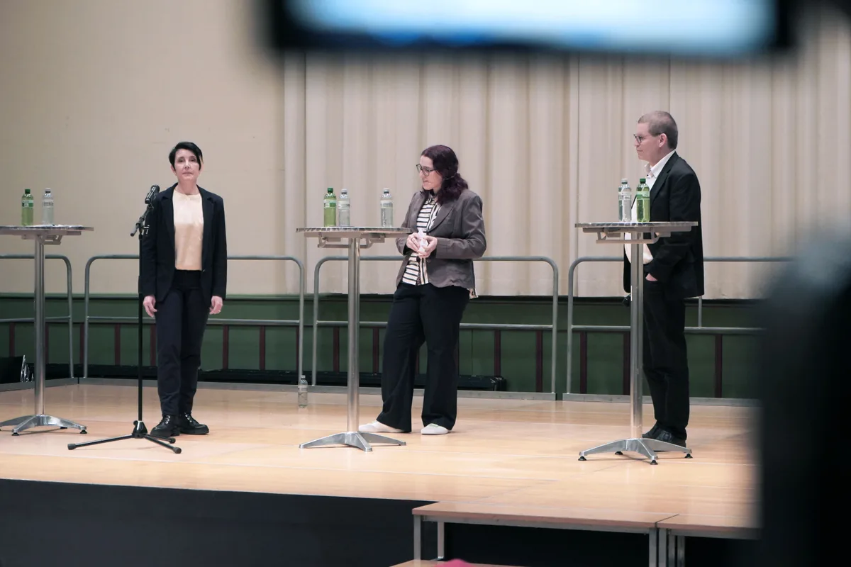 Links Andrea Grossen-Aerni (EVP), in der Mitte Moderatorin Bettina Schnider (ZO Medien) und rechts Thomas Ineichen (FDP).